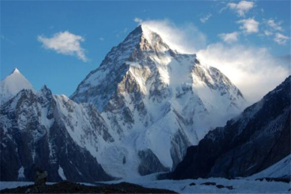 世界十大山峰 珠穆朗玛峰全球最高，第六又称魔鬼峰（世界十大山峰高度排名）